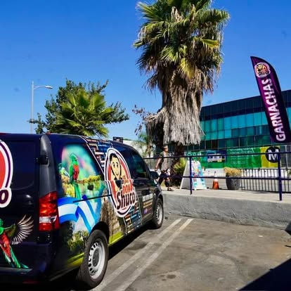 La van de delivery de Don Shuco House rotulada con el quetzal