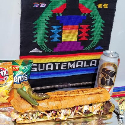 Shuco chapín servido frente a un textil guatemalteco tejido