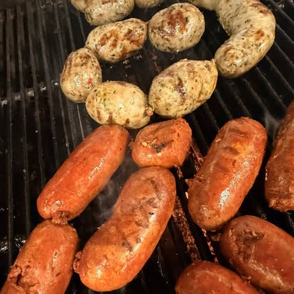 Chorizo y longaniza asándose en la parrilla