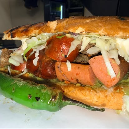 Corte transversal de un shuco con chorizo, guacamol y repollo